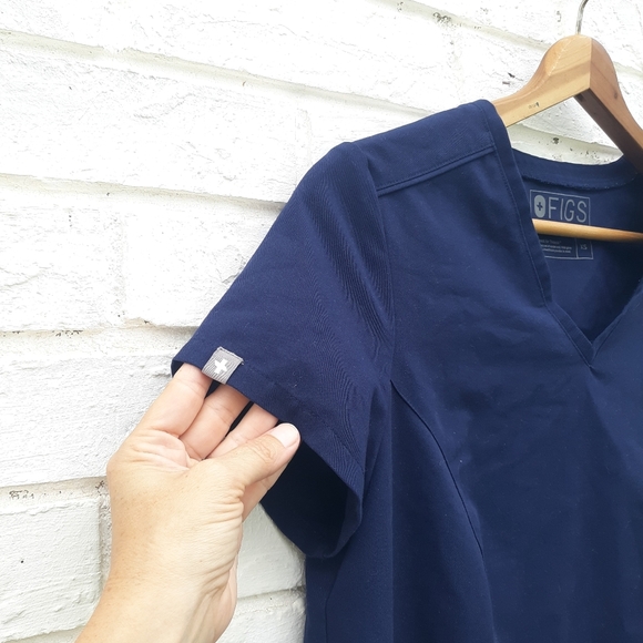 Figs Scrub Top Navy Womens size XSmall - Picture 4 of 6